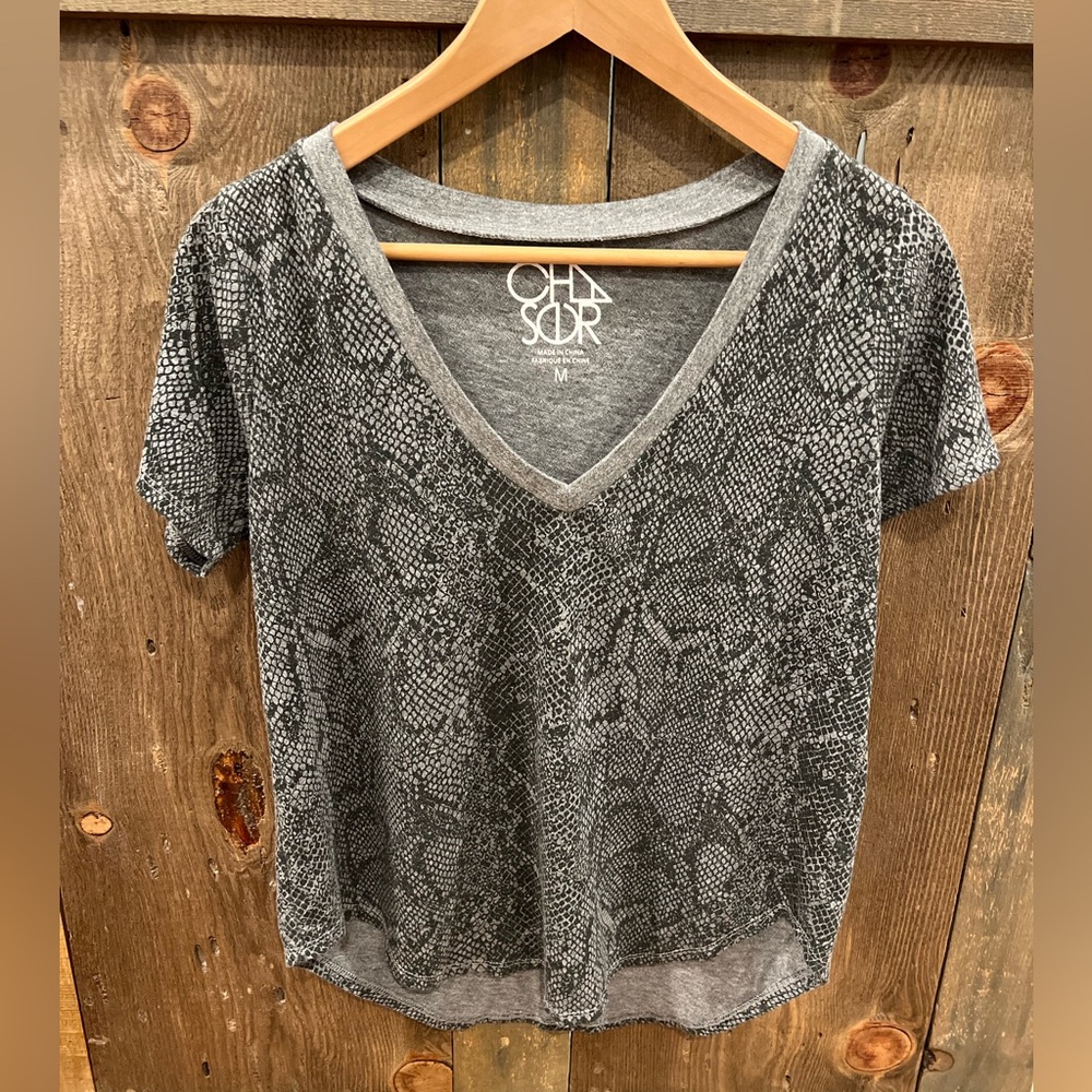Chaser V-Neck Snakeskin Tee Medium